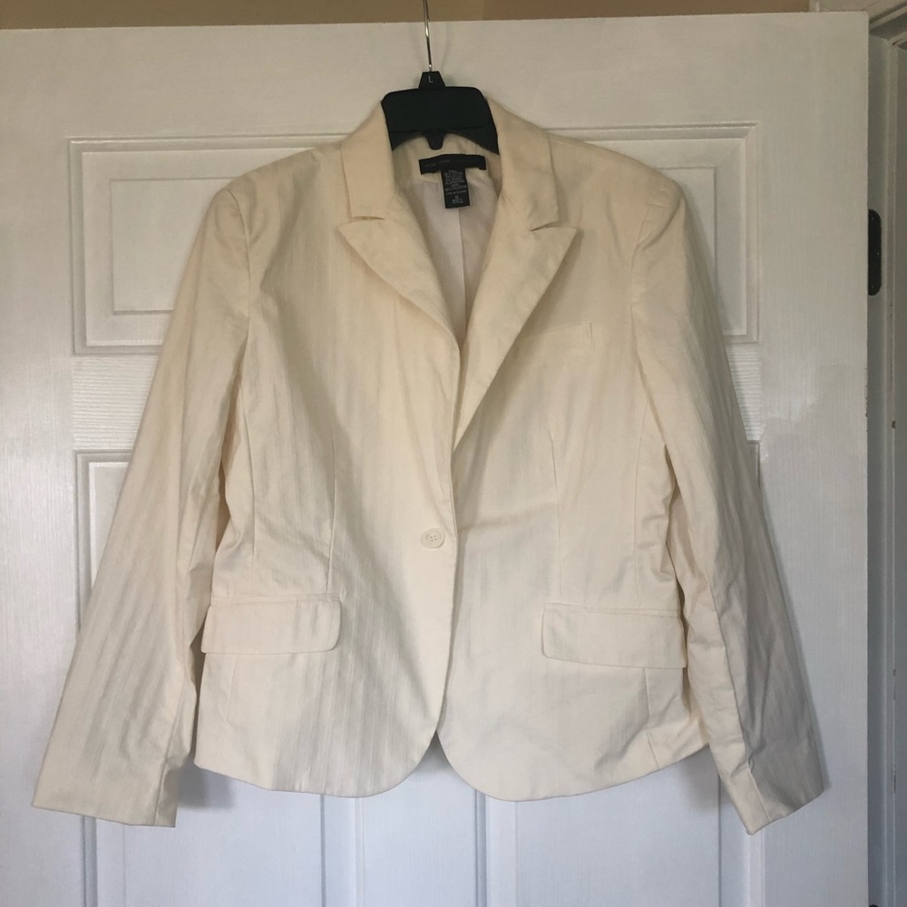 Lined winter white jacket with button details